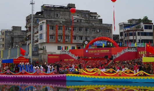 Vào các dịp lễ Tết, thanh niên huyện Đông Hưng (Trung Quốc) và Móng Cái (Việt Nam) tổ chức chương trình giao lưu hát đối trên sông biên giới