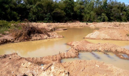 Lòng sông La Tinh trở nên tan hoang và xuất hiện nhiều hố sâu do hoạt động khai thác cát