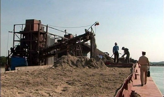 Lực lượng chức năng kiểm tra phương tiện khai thác cát tại khu vực giáp ranh Quảng Ninh - Hải Phòng