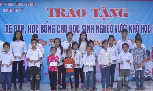GĐ Nguyễn An Trang trao tặng học bổng cho các em nhỏ