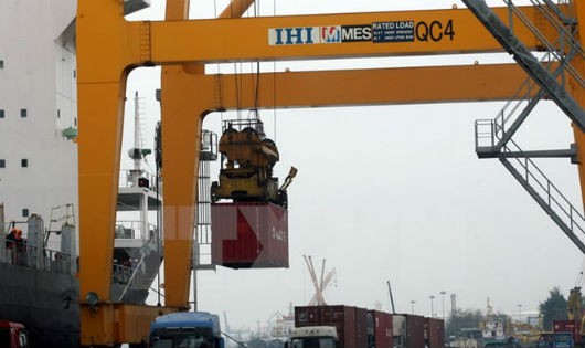 Bốc xếp contairner hàng hóa xuất nhập khẩu tại tại Cảng Chùa Vẽ, Hải Phòng