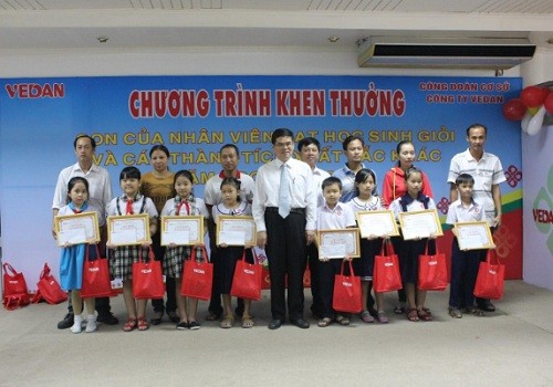 Ông Ko Chung Chih (đứng giữa) - Phó Tổng Giám đốc Vedan Việt Nam trao thưởng cho các em