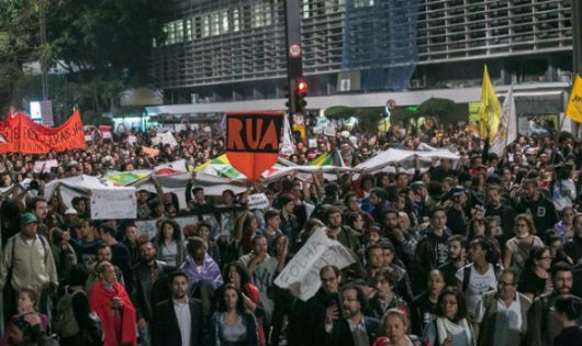 Hàng nghìn người đã đổ về trung tâm thành phố Sao Paulo sau khi Thượng viện bỏ phiếu phế truất tổng thống