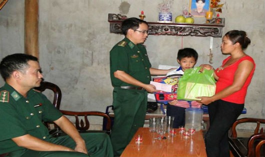 Bộ đội Biên phòng tỉnh Lai Châu trao tặng quà cho gia đình học sinh có hoàn cảnh khó khăn ở huyện Mường Tè