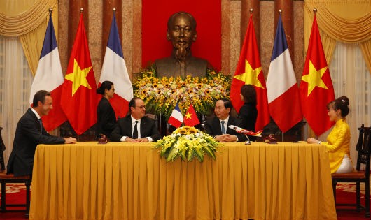 Chủ tịch nước Trần Đại Quang và Tổng Thống Pháp François Hollande chứng kiến Lễ ký kết