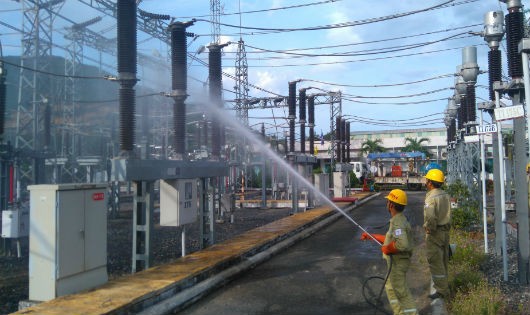 Công nhân Cty Truyền tải điện 3 vệ sinh lưới điện theo phương pháp hotline (nước cách điện áp lực cao)