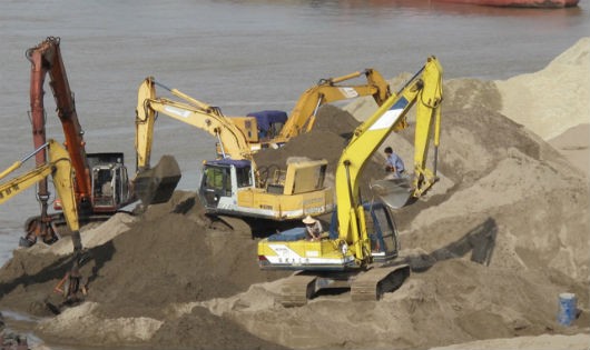 Nhiều bãi chứa vật liệu không phép mọc lên bên những bờ sông tại Hà Nội (Hình minh họa)
