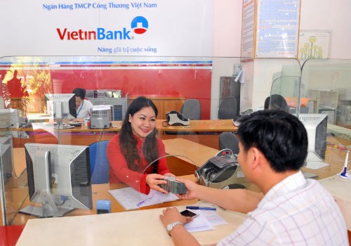 Khách hàng đang giao dịch tại VietinBank