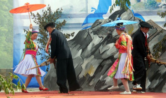 Điệu múa khèn đôi ở chợ tình xã Khâu Vai huyện Mèo Vạc