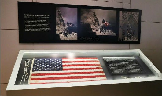 Hình ảnh cờ Mỹ được kéo lên tại địa điểm xảy ra vụ tấn công ở New York, vào năm 2001 được trưng bày tại Bảo tàng quốc gia 11/9 Mỹ