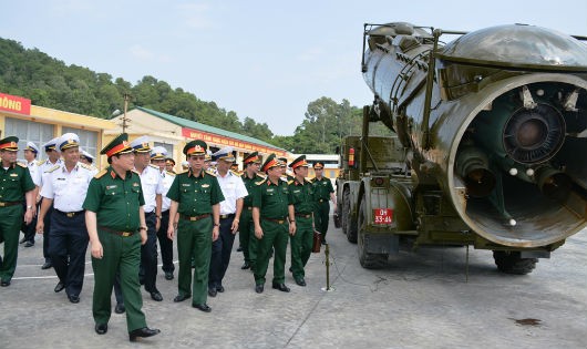 Đại tướng Ngô Xuân Lịch tham quan VKTBKT  và động viên cán bộ, chiến sĩ Lữ đoàn 679