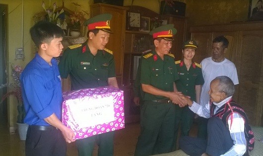 Cán bộ, chiến sĩ Trung đoàn 726 tặng quà cho người đồng bào dân tộc thiểu số