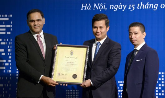 Phó Tổng Giám đốc Trần Công Quỳnh Lân (đứng giữa) đại diện VietinBank nhận Giải thưởng thương hiệu tăng trưởng mạnh nhất trong Top 10 (xét trên Chỉ số sức mạnh thương hiệu)