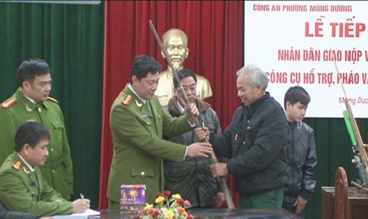 Người dân phường Mông Dương (TP Cẩm Phả) tự giác giao nộp vũ khí tự chế