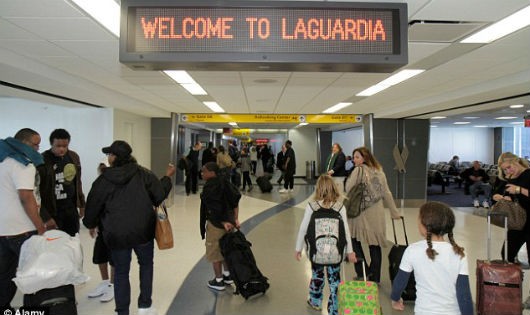 Sân bay LaGuardia (NewYork, Mỹ) hôm qua - 23/9 đã phải sơ tán hành khách do một chiếc ô tô khả nghi