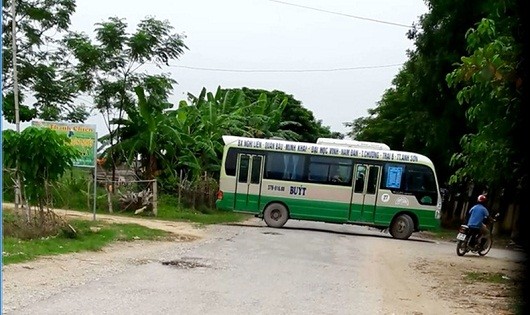 Xe bus Phương Thảo đang đi bỗng dưng quay đầu xe
