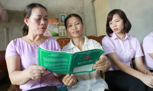 Cán bộ Hội Phụ nữ tỉnh Lào Cai thường xuyên xuống cơ sở kiểm tra, giám sát việc sử dụng vốn vay của hội viên