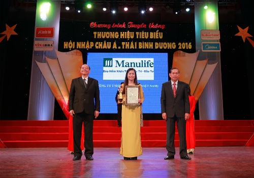 Bà Bùi Thị Kim Quy – Giám đốc phụ trách Khối nghiệp vụ Manulife Việt Nam nhận giải thưởng “Top 10 Thương Hiệu Tiêu Biểu Hội Nhập Châu Á - Thái Bình Dương" 