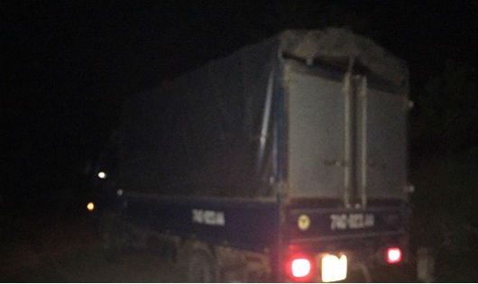 Chiếc xe tải bị dừng trong đêm