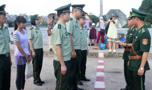 Công an biên phòng Phòng Thành Cảng (Trung Quốc) bàn giao nạn nhân bị bán cho Bộ đội Biên phòng Móng Cái (Việt Nam)