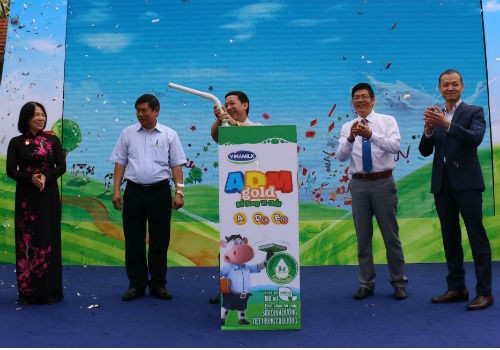 Các đại biểu tham dự chương trình cùng thực hiện nghi thức cắm ống hút vào hộp sữa để chính thức khởi động chương trình Sữa học đường Quốc gia tại tỉnh Đồng Nai do Vinamilk và Tetra Pak tổ chức