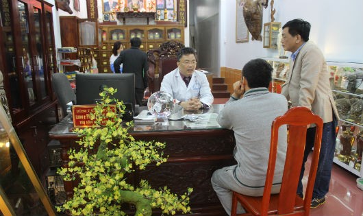 Lương y Phạm Trọng Hùng đang khám bệnh cho bệnh nhân tại nhà thuốc