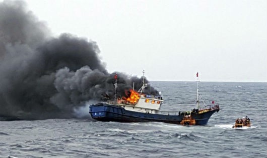 Hình ảnh do Cảnh sát Biển Hàn Quốc công bố cho thấy tàu cá Trung Quốc đang bốc cháy. Ảnh: AP