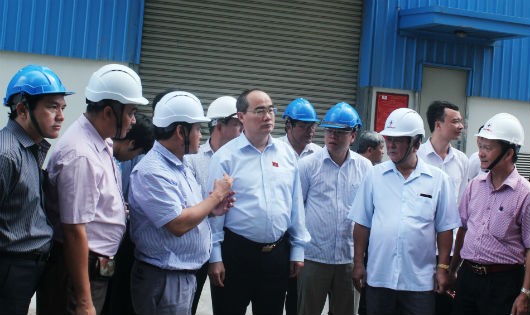 Chủ tịch Trung ương MTTQ Việt Nam Nguyễn Thiện Nhân cùng Đoàn công tác kiểm tra một số hạng mục của nhà máy
