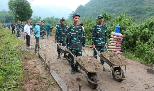 Cán bộ, chiến sỹ Trung đoàn 250 tham gia đổ bê tông đường liên thôn tại xã Độc Lập, huyện Kỳ Sơn, tỉnh Hòa Bình
