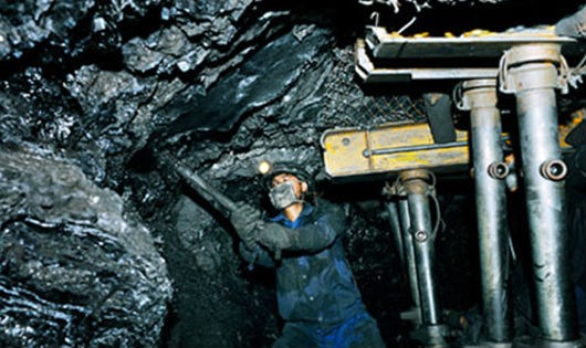 Thợ mỏ làm việc trong điều kiện ngày càng độc hại, nguy hiểm