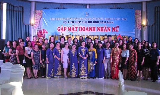 Đ/c Bạch Ngọc Chiến - Phó chủ tịch UBND -Trưởng ban VSTBPN tỉnh Nam Định, đại diện Hiệp hội Doanh nhân nữ Hà Nội và các doanh nhân nữ tại buổi gặp mặt Doanh nhân nữ tỉnh Nam Định