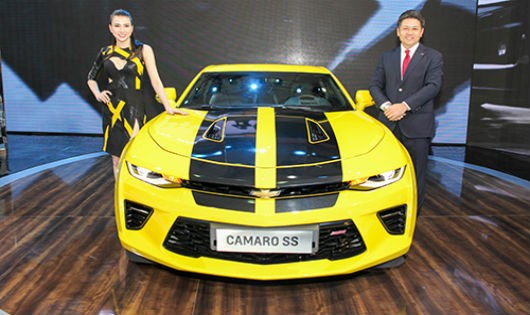 Tổng Giám đốc GM Việt Nam, ông Sumito Ishii (bên phải) đứng cạnh Camaro SS 2016