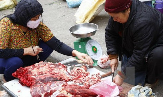 Người dân mua thịt bò tại chợ. Ảnh minh họa