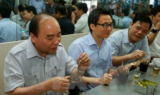 Thủ tướng Nguyễn Xuân Phúc dùng bữa sáng và uống càphê tại Nguyễn Hậu, phường Tân Thành, quận Tân Phú, Thành phố Hồ Chí Minh