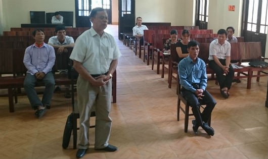 Ông Ngô Thanh Kỳ, Giám đốc Cty Cờ Đỏ (bên trái, đại diện cho bị đơn) tại phiên tòa xét xử sơ thẩm lần 2