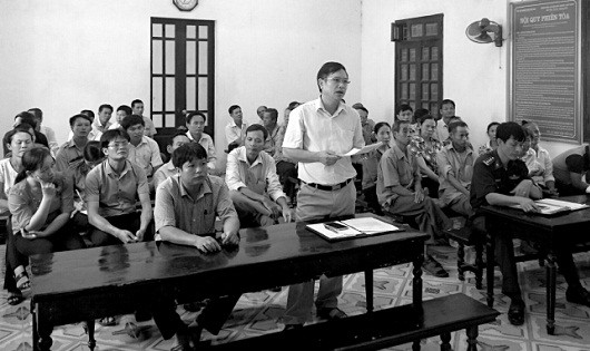 Ông Chu Danh Báu - Chủ tịch UBND xã Vật Lại (đứng) tại phiên tòa xét xử sơ thẩm ngày 27/9 vừa qua