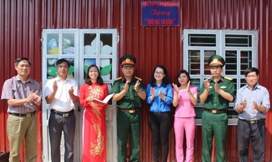 Ban Thanh niên Quân khu 2 trao “Ngôi nhà 100 đồng” tặng Trường Mầm non Họa Mi, xã La Pán Tẩn, huyện Mù Cang Chải, tỉnh Yên Bái