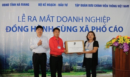 Phó Tổng Giám đốc VNPT Tô Mạnh Cường tặng 5 chiếc máy tính cho chính quyền xã Phố Cáo