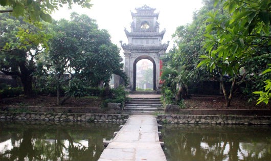 Từ ao đá xanh nhìn ra cổng Tam Quan