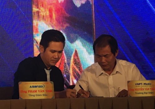 Ông Phạm Văn Tam (trái), CEO Asanzo và ông Nguyễn Văn Thắng trưởng đại diện phía Nam của MyTV ký kết hợp tác. Ảnh:  Võ Anh Tuấn