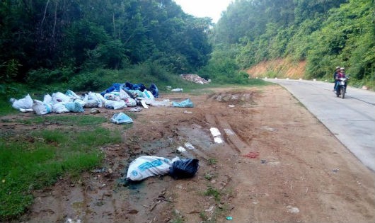 Rác vứt bừa bãi tại các địa phương thuộc huyện Hoài Ân