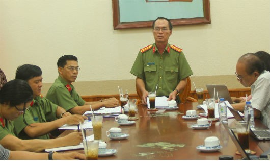Đại tá Bùi Văn Thế, Phó Giám đốc Công an TP Cần Thơ công bố thông tin tại buổi  họp báo