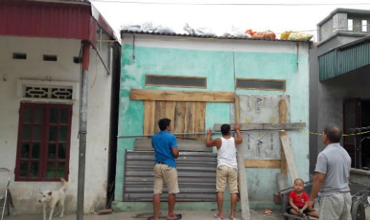 Người dân trên đảo Cô Tô chằng chống nhà cửa để phòng chống cơn bão số 7