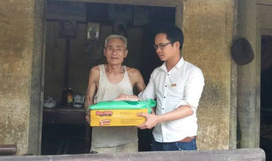Phóng viên Báo PLVN trao quà cho cụ Phạm Lâm, 92 tuổi ở Hương Khê