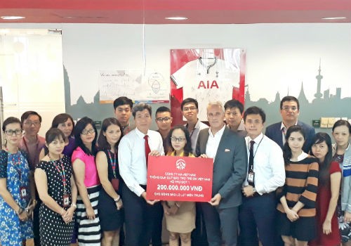Tập thể Lãnh đạo và nhân viên AIA Việt Nam gửi trao gói cứu trợ (đợt 1) tới nhân dân 4 tỉnh miền Trung