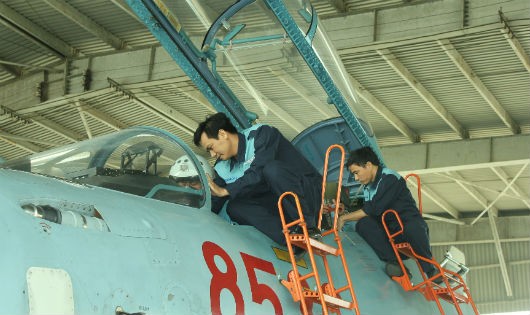 Nhân viên kỹ thuật chuẩn bị cho máy bay làm nhiệm vụ