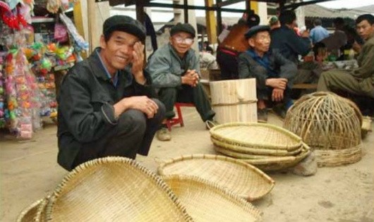 Các sản phẩm đan lát thủ công thường được người già bày bán ở các buổi chợ phiên