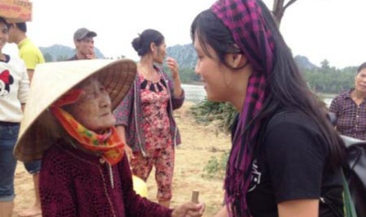 Chị Đặng Thị Thu Hương thăm hỏi cụ bà  ở xã Quảng Tiên khi đến địa phương làm công tác tình nguyện