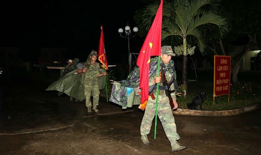 Tổ chức hành quân trong đêm mưa