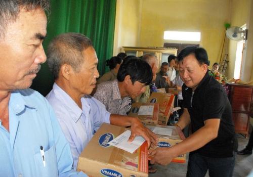 Vinamilk ủng hộ 2 tỷ đồng cứu trợ người dân vũng lũ Hà Tĩnh, Quảng Bình